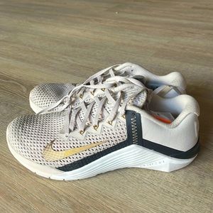 WOMEN’S NIKE TENNIS SHOE